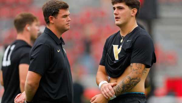 Jared Curtis stays on Vanderbilt football injury report before Ole Miss