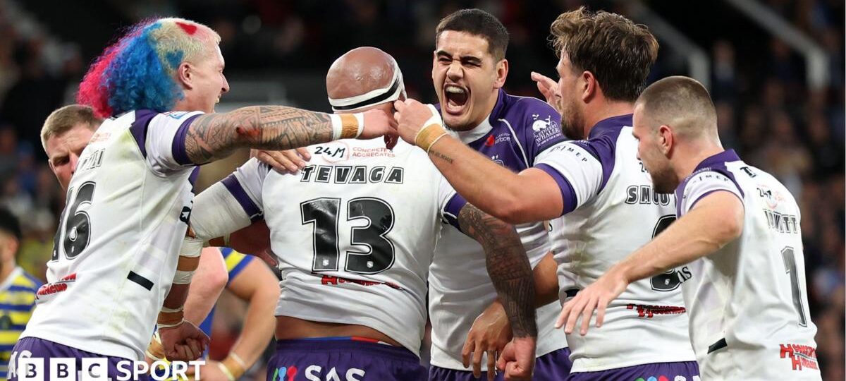 Wakefield beat Warrington to win Super League