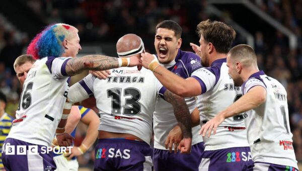 Wakefield beat Warrington to win Super League