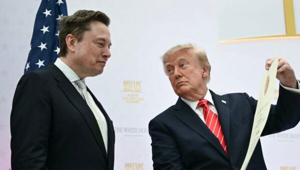 Elon Musk's $10 billion share giveaway is the latest sign he and Trump are solidly back on the same page