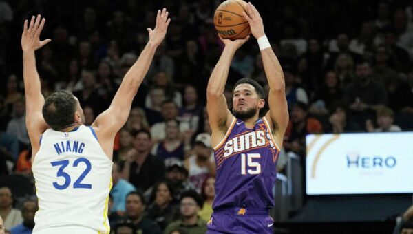 Undermanned Warriors put up fight but can't get past Devin Booker, Suns in Phoenix