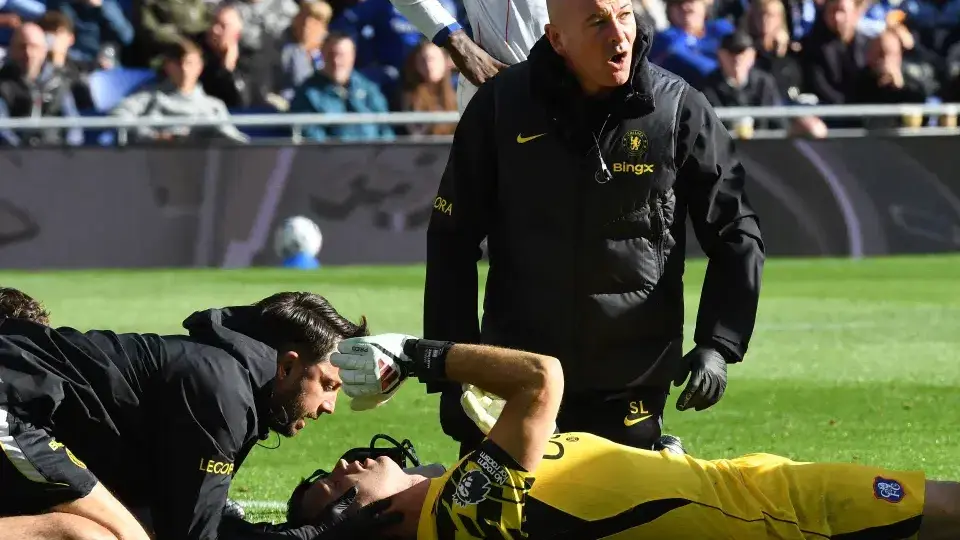Chelsea goalkeeper Emiliano Martinez targets early return from injury