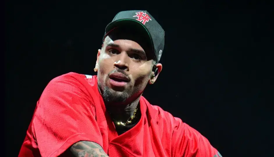 US singer Chris Brown avoids jail over UK nightclub brawl