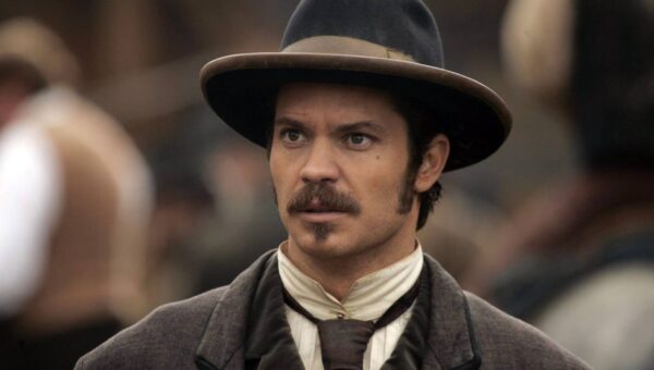 Timothy Olyphant’s 97% RT Crime Series Deserves Credit For Blending The West Wing And Deadwood
