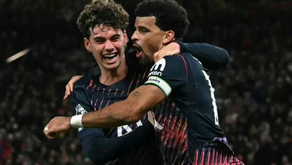 10-man Tottenham strike back to hold Man Utd