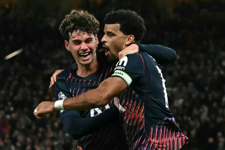 10-man Tottenham strike back to hold Man Utd