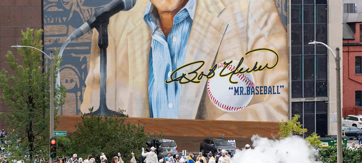 Brewers stop World Series parade to honor Bob Uecker in emotional moment