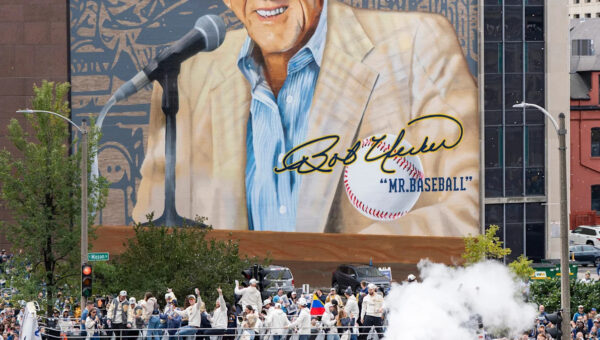 Brewers stop World Series parade to honor Bob Uecker in emotional moment