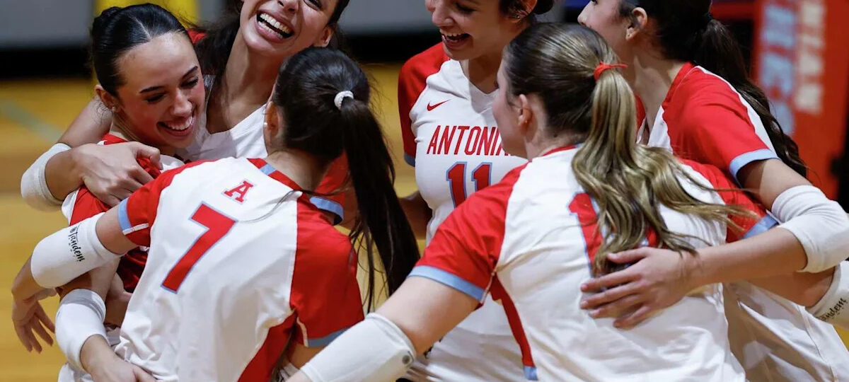 Strong start propels Antonian volleyball to sweep over rival Incarnate Word