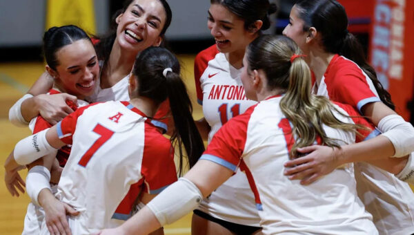 Strong start propels Antonian volleyball to sweep over rival Incarnate Word