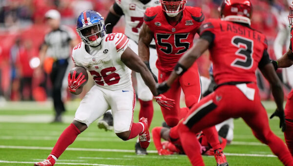 Singletary’s 30-yard run in OT gives Giants 27-21 win over Texans