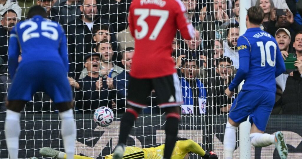 Chelsea beat Man Utd 2-0, push Carrick closer to exit