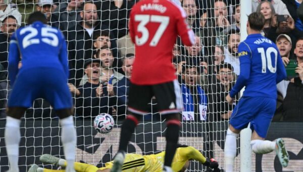 Chelsea beat Man Utd 2-0, push Carrick closer to exit