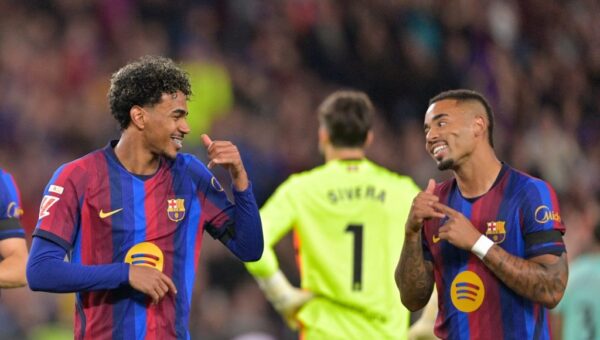 Barca hammer Alaves 6-1 to retain Liga top spot