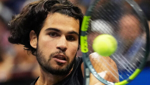 Carlos Alcaraz defeats Alex Michelsen in three sets at Japan Open
