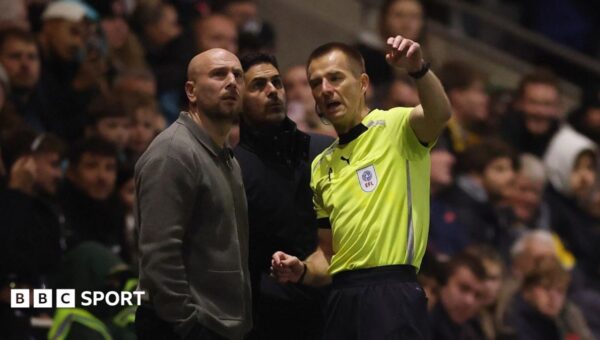 Fleetwood-Arsenal halted for eight minutes because of drone