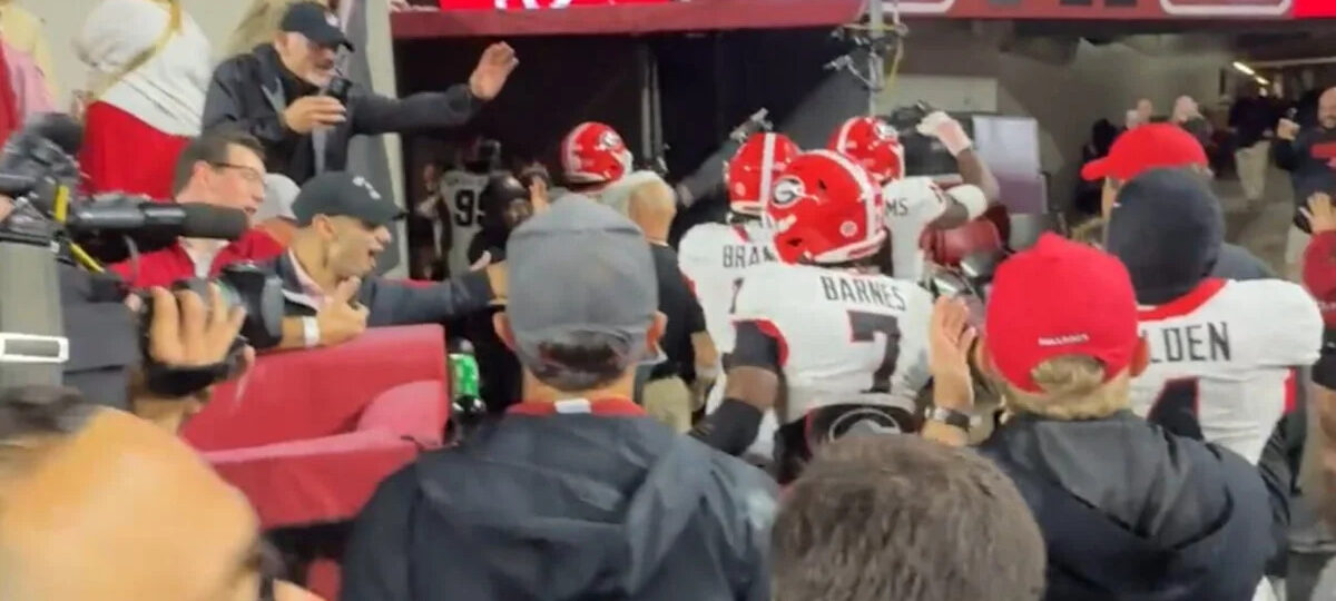 Georgia Bulldogs beat Crimson Tide in Tuscaloosa, fans throw trash as players leave field