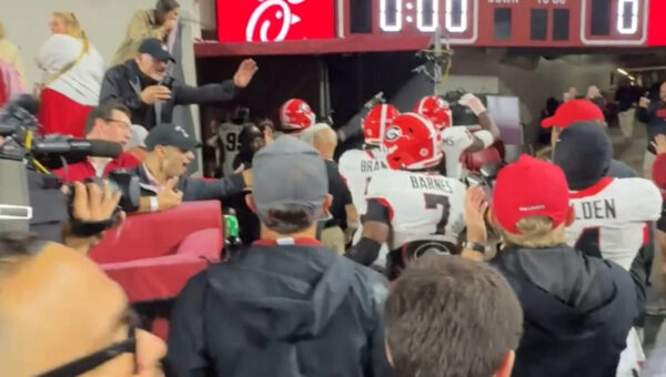 Georgia Bulldogs beat Crimson Tide in Tuscaloosa, fans throw trash as players leave field