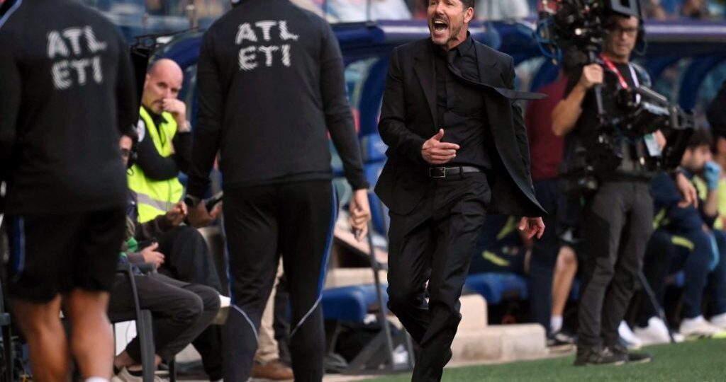 Atlético beat Levante to move top above Barcelona
