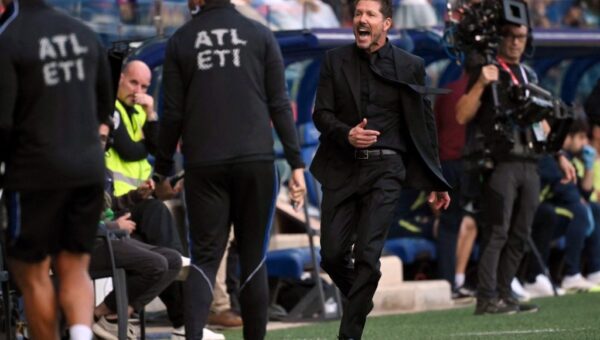 Atlético beat Levante to move top above Barcelona