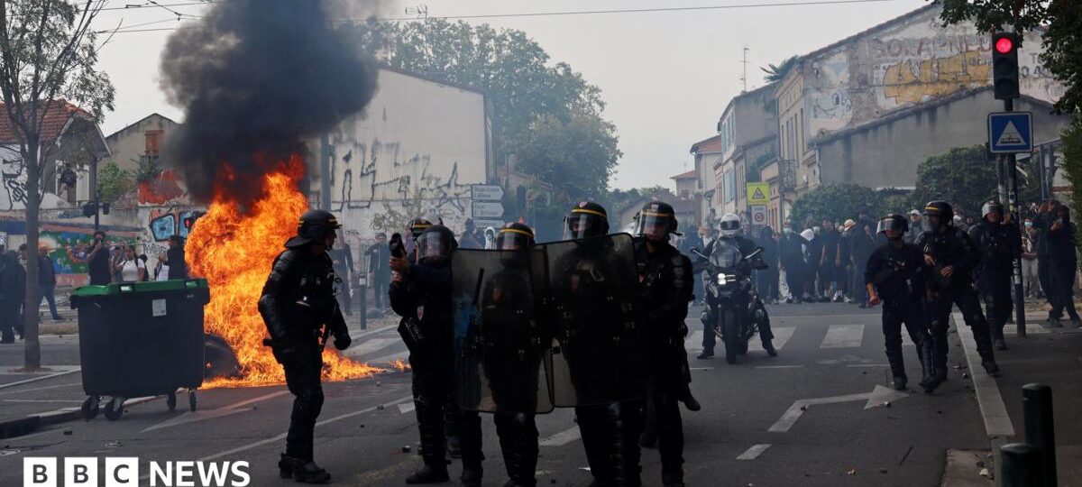 France to close up to 500 schools on Monday over student protests