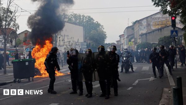 France to close up to 500 schools on Monday over student protests