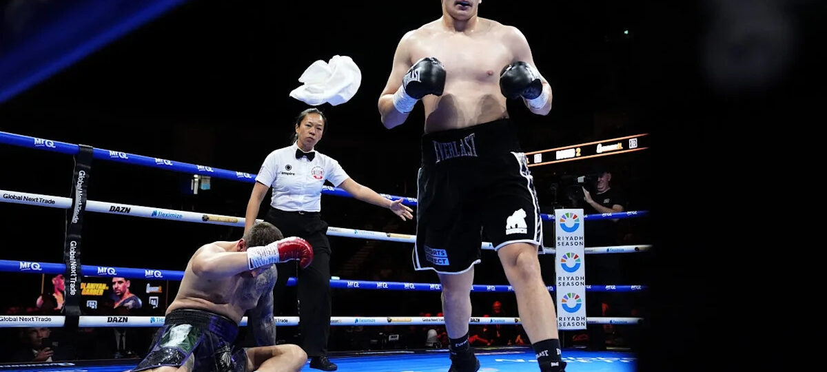 Referee refuses boxer’s towel twice before knockout on Dubois v Wardley 2 undercard