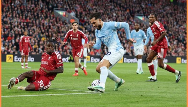 “He’s all over the place” – Jamie Carragher singles out Liverpool star for criticism vs City