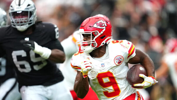 Kenneth Walker 76-yard run leads to TD, Chiefs lead 17-13