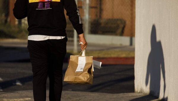 This new food delivery service is trying to take on DoorDash and Uber Eats by offering no menu markups