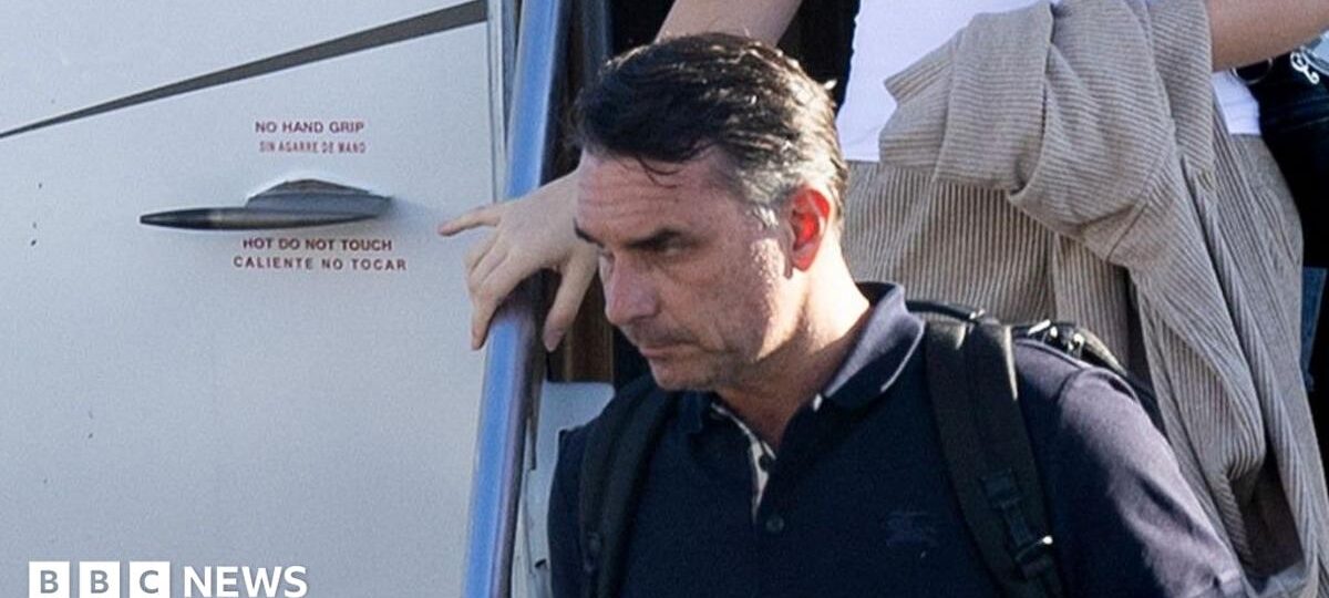 Flávio Bolsonaro lands in Miami after defeat in Brazil's presidential election
