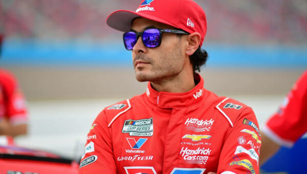 Kyle Larson’s Phoenix Nightmare Ends in Garage as Championship Lead Takes a Hit
