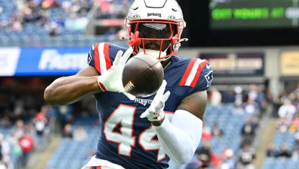 Patriots FB leaves game early with injury, questionable to return