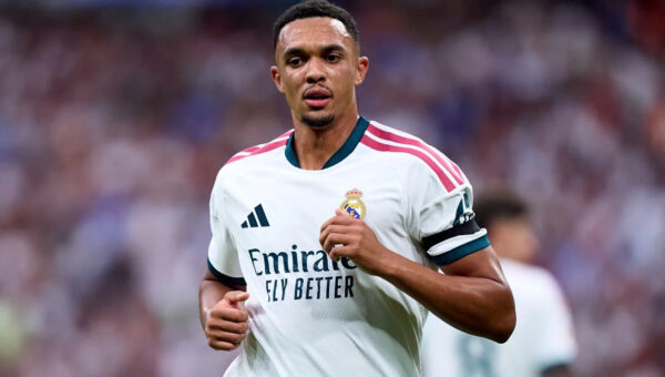 Liverpool tries to beat Arsenal to sign their former player