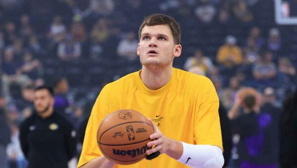 Lakers’ Walker Kessler showered with boos during intros in return to Utah