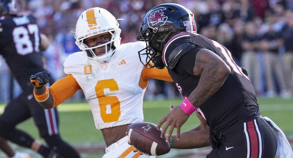 LaNorris Sellers has three TDs and South Carolina rallies to beat No. 11 Tennessee 27-24