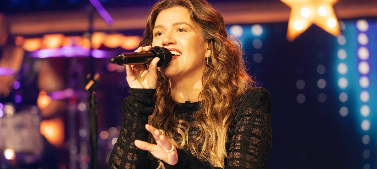 A PR pro says Kelly Clarkson made one big mistake in her feud with a Brooklyn toy shop