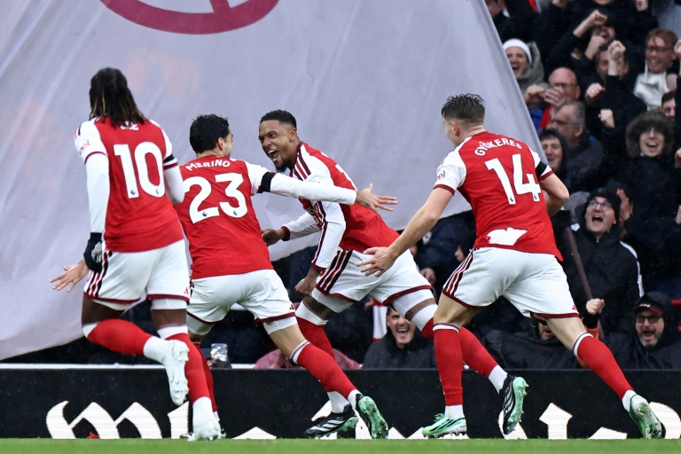 Arsenal sink Everton to join Man City at Premier League summit
