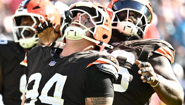 Mason Graham leaves Browns vs Steelers game with knee injury