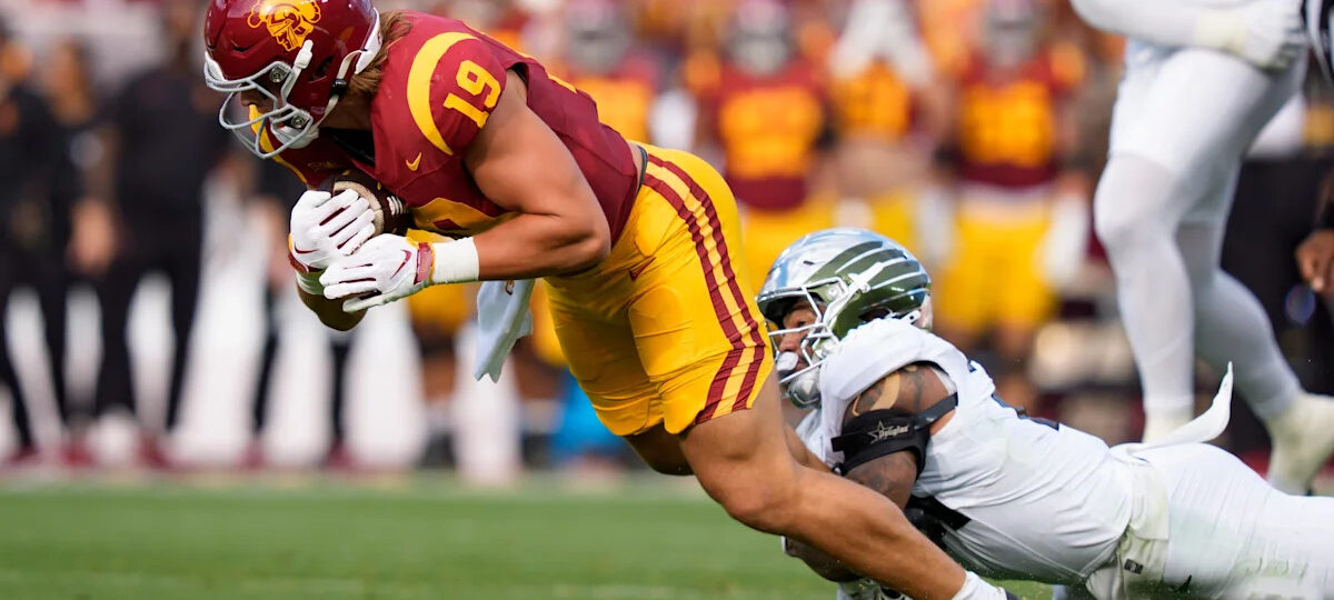 See Oregon Ducks football's injury report vs. Illinois