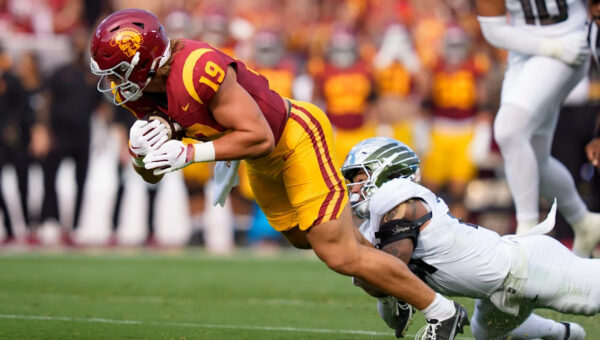 See Oregon Ducks football's injury report vs. Illinois