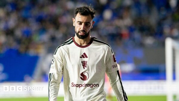 Fernandes dropped to Man Utd bench – was Carrick right?