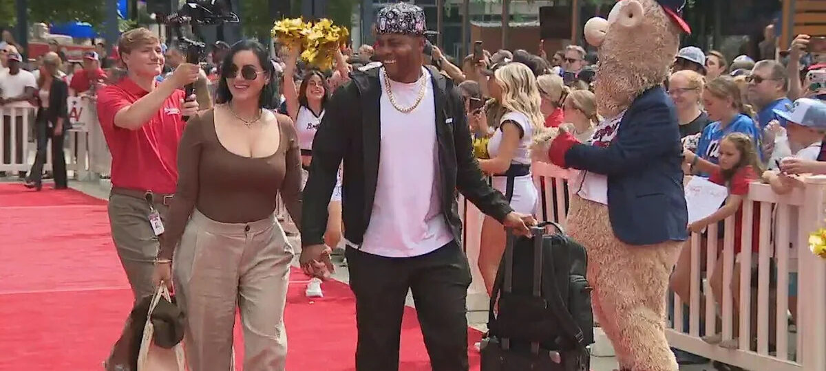 Braves get Hollywood sendoff as team heads to Los Angeles for NLDS