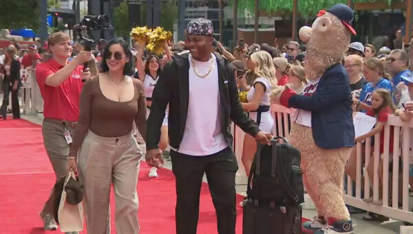 Braves get Hollywood sendoff as team heads to Los Angeles for NLDS