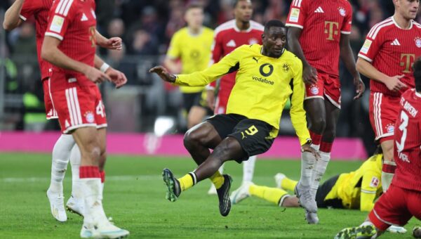 Kane misses penalty as Dortmund hold Bayern to 2-2 draw