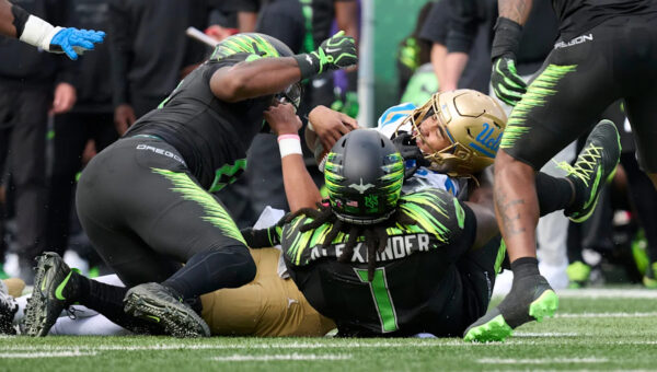 Oregon's Bear Alexander won't face discipline for punch to Nico Iamaleava