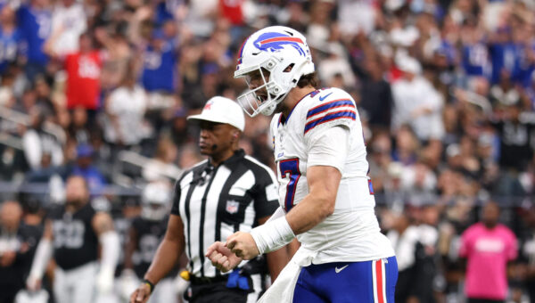 Travis Kelce Reacts to Josh Allen Escaping Maxx Crosby for Unbelievable Touchdown