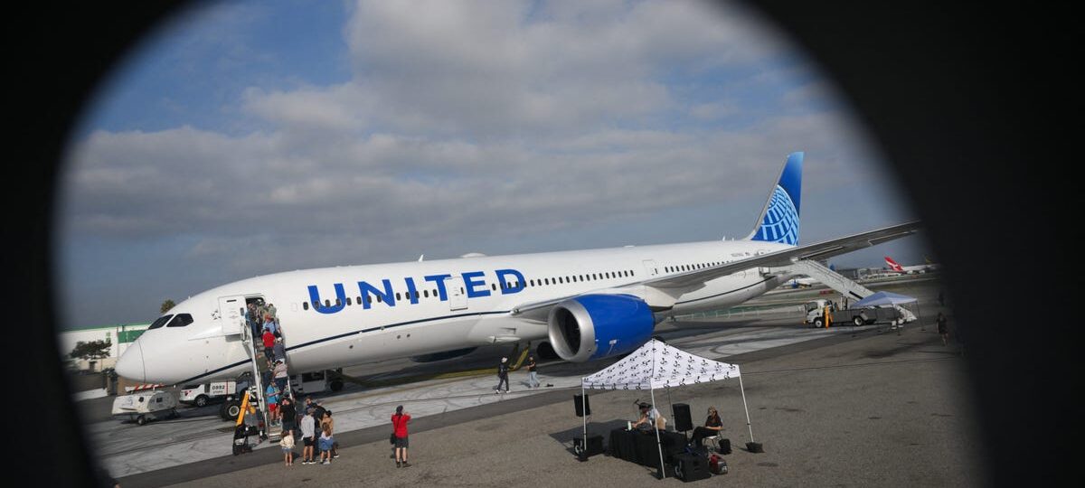 Frequent fliers react to United's plan to steal Delta's most loyal customers