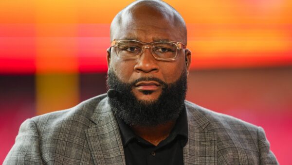 “Fighting the Whole Philly Crowd”: Fans React As Ex-Cowboys DE Marcus Spears Responds to Hostile Eagles Crowd