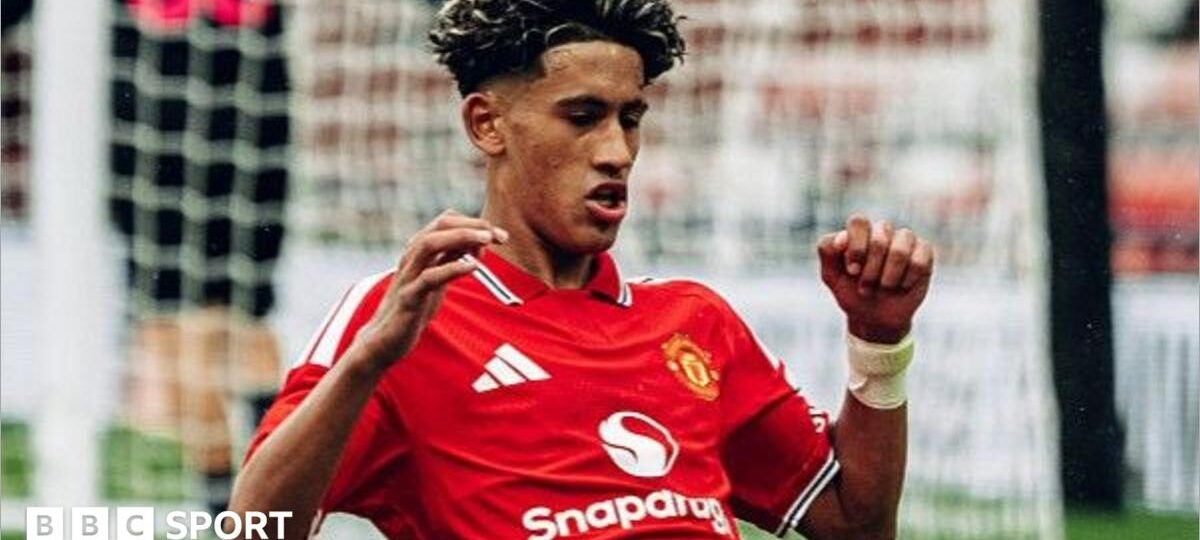 Gabriel in Man Utd team photo but no hint of reconciliation